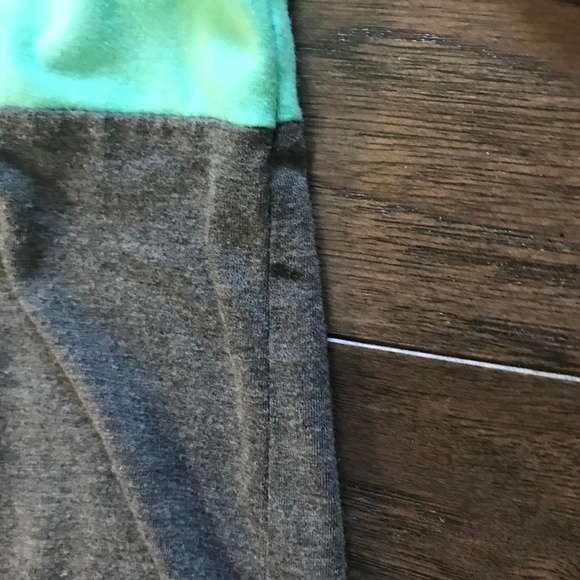 ALO Aura Colorblock High/Low Top Small - Picture 8 of 8